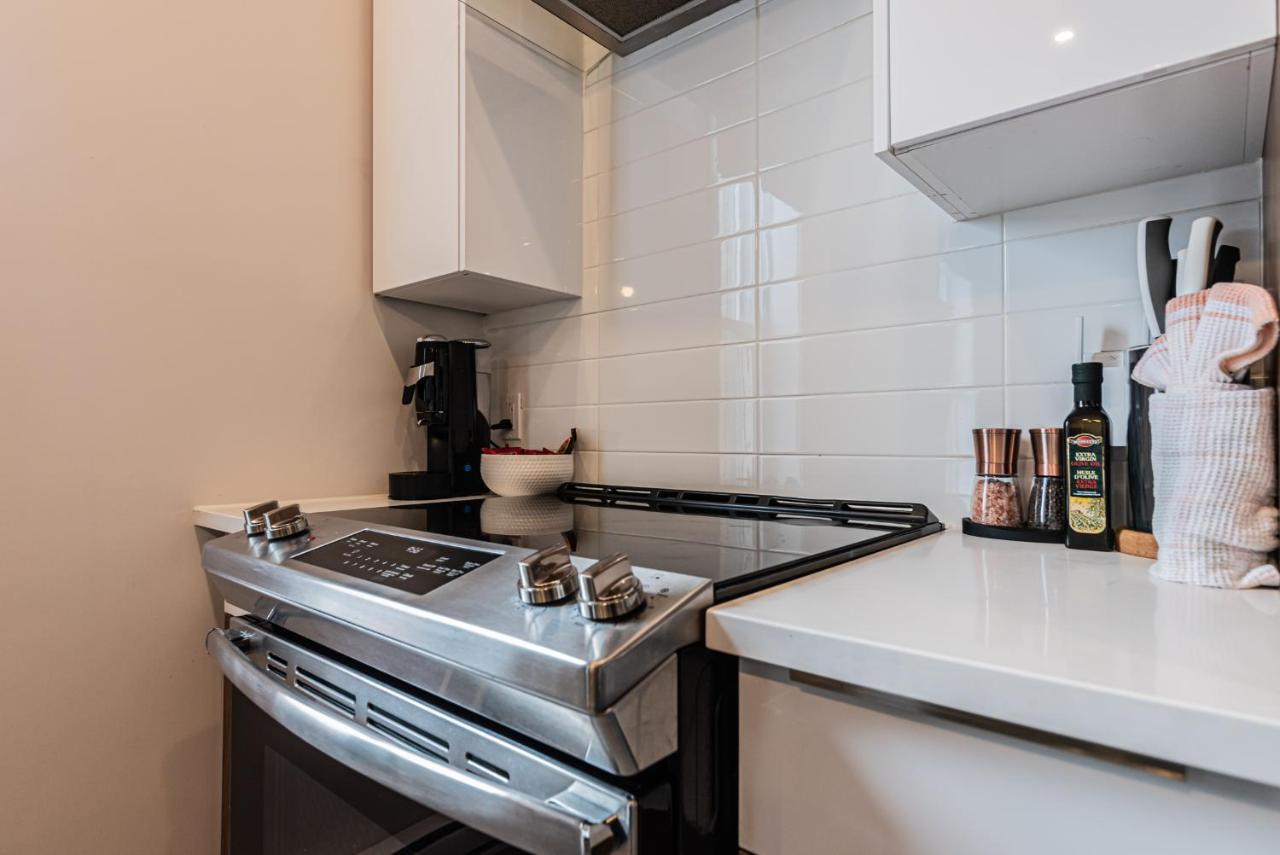 2 Bedroom Luxury In The Mile End By Den Stays Montreal Bagian luar foto