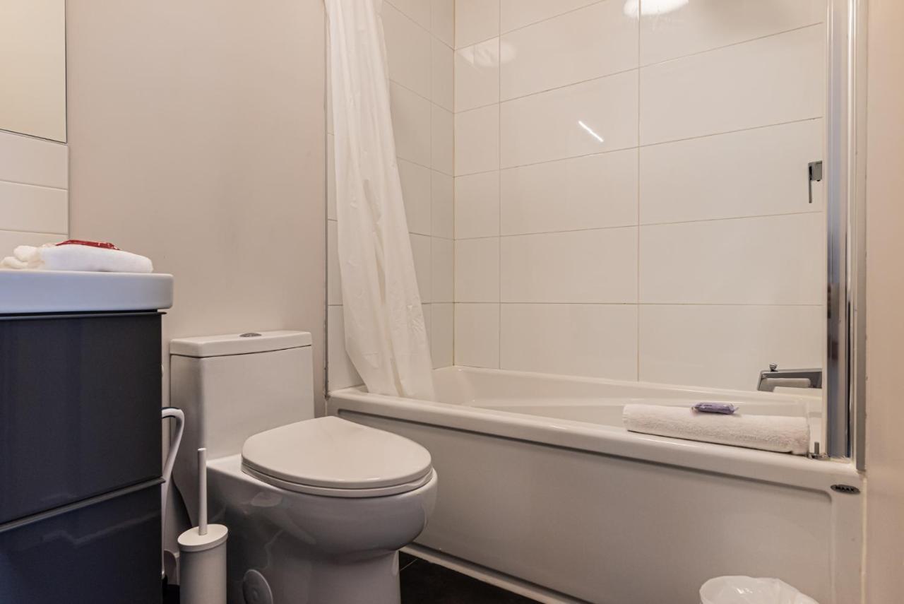 2 Bedroom Luxury In The Mile End By Den Stays Montreal Bagian luar foto